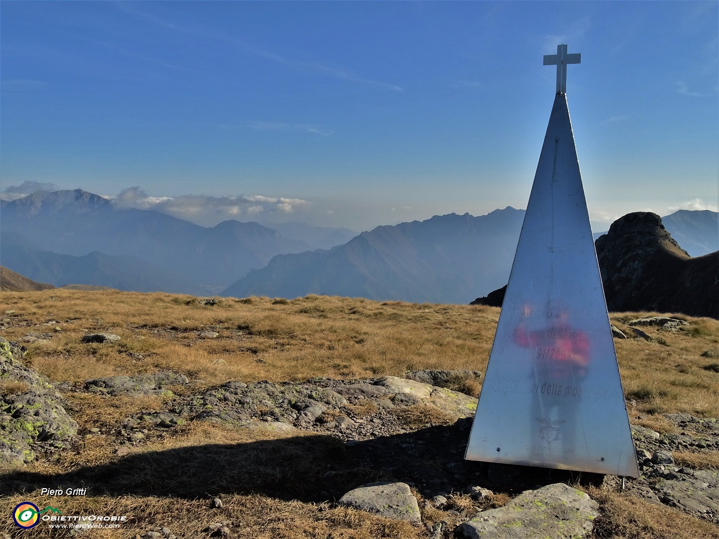 86 Piramide stilizzata a ricordo del vescovo di Bergamo Amadei, amante della montagna.JPG